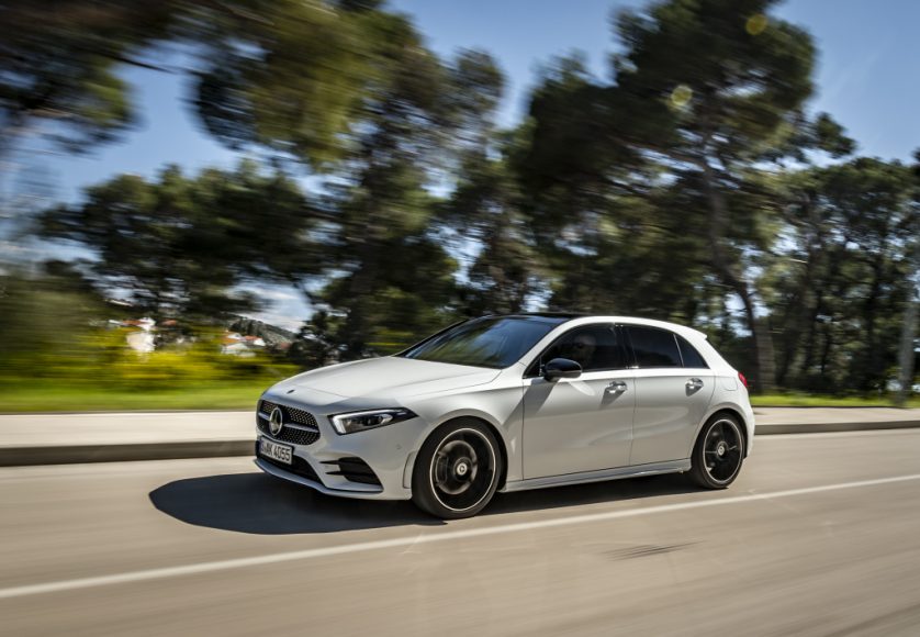 Mercedes-Benz A180 d AMG Line, digitalweiß / Leder zweifarbig classicrot/schwarz;Kraftstoffverbrauch kombiniert: 4,5-4,1 l/100 kmCO2-Emissionen kombiniert: 118-108 g/km*

Mercedes-Benz A180 d AMG Line, digital white / Leather two-tone classic red/black;Fuel consumption combined: 4,5-4,1 l/100 kmcombined CO2 emissions: 118-108 g/km*