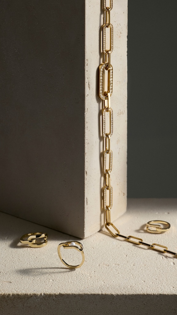 Dinh Van Maillon Perle Collection reinterprets the iconic Maillon link with moving Akoya pearls, blending Parisian design heritage and contemporary elegance.